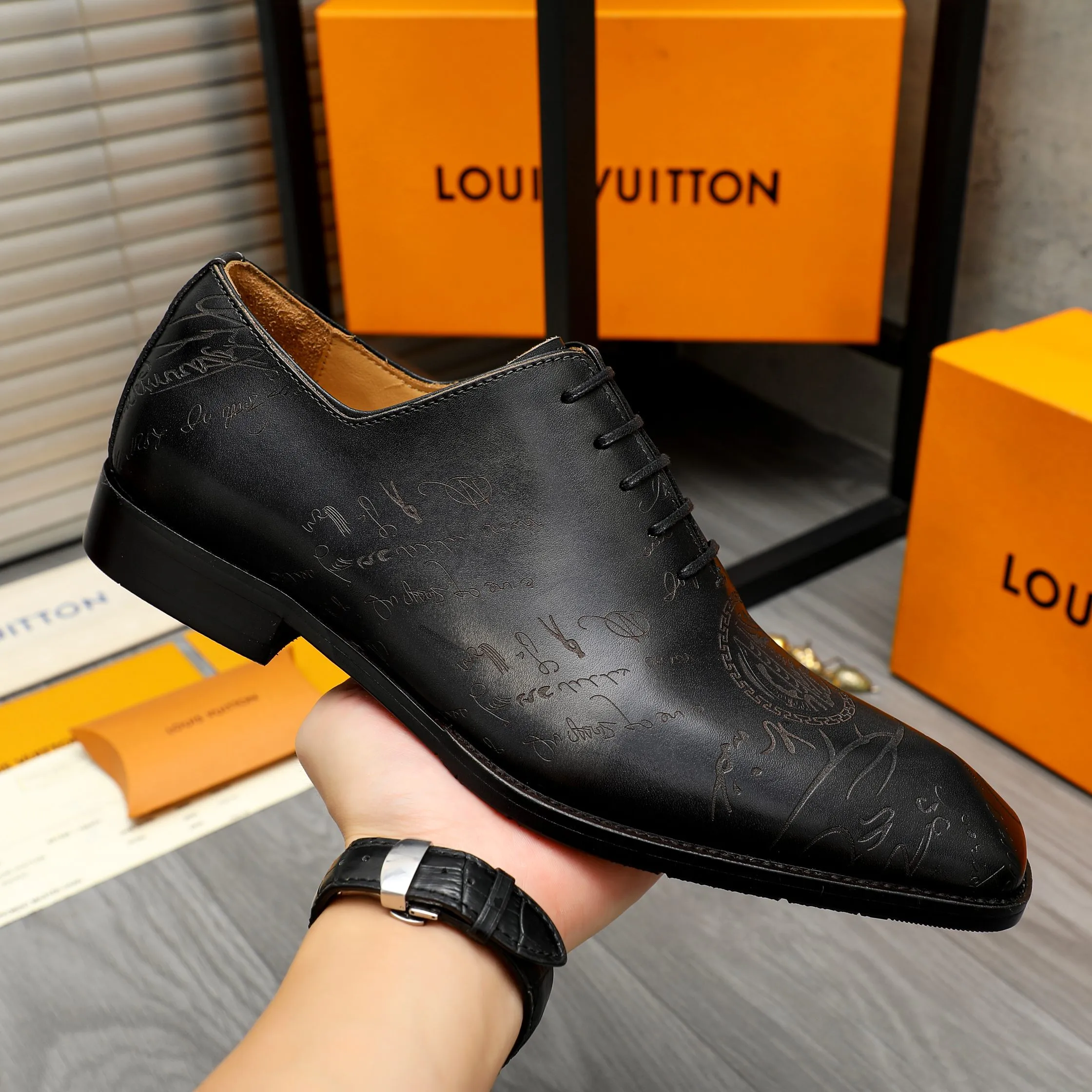 Men's shoes 💰580 Product trademark: LV "Louis Vuitton" business lace-up formal leather shoes Regular size: 37-46 Product materials: Selected carved cowhide upper, pigskin lining, rubber outsole